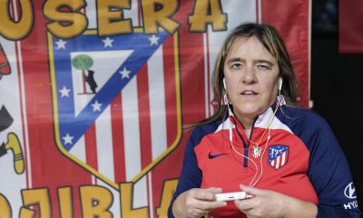Cada fin de semana, los aficionados que van al estadio a animar a su equipo siguen el balón con la mirada, esperando que acabe en la portería contraria. En la primera fila del estadio Metropolitano hay una seguidora que vive los partidos del Atlético de Madrid de manera distinta, agarrada con fuerza a su radio analógica para no perderse el relato del partido, porque es ciega. Laura Cuervo Núñez (Madrid, 1973) cuenta que era rojiblanca antes de nacer, cuando su madre iba al estadio estando embarazada. De pequeña su padre la llevaba a ver todos los partidos, en una época en la que no era común ver a niñas en el estadio. Lo normal era ver a los padres con sus hijos, pero no con las hijas. No era como ahora, que las mujeres van al fútbol y juegan al fútbol, rememora a EFE con una sonrisa. EFE/Marc Fraile Baudy