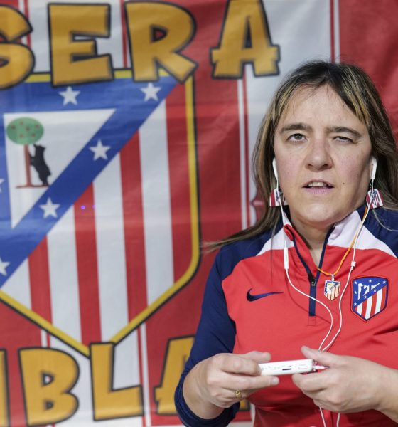 Cada fin de semana, los aficionados que van al estadio a animar a su equipo siguen el balón con la mirada, esperando que acabe en la portería contraria. En la primera fila del estadio Metropolitano hay una seguidora que vive los partidos del Atlético de Madrid de manera distinta, agarrada con fuerza a su radio analógica para no perderse el relato del partido, porque es ciega. Laura Cuervo Núñez (Madrid, 1973) cuenta que era rojiblanca antes de nacer, cuando su madre iba al estadio estando embarazada. De pequeña su padre la llevaba a ver todos los partidos, en una época en la que no era común ver a niñas en el estadio. Lo normal era ver a los padres con sus hijos, pero no con las hijas. No era como ahora, que las mujeres van al fútbol y juegan al fútbol, rememora a EFE con una sonrisa. EFE/Marc Fraile Baudy