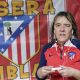 Cada fin de semana, los aficionados que van al estadio a animar a su equipo siguen el balón con la mirada, esperando que acabe en la portería contraria. En la primera fila del estadio Metropolitano hay una seguidora que vive los partidos del Atlético de Madrid de manera distinta, agarrada con fuerza a su radio analógica para no perderse el relato del partido, porque es ciega. Laura Cuervo Núñez (Madrid, 1973) cuenta que era rojiblanca antes de nacer, cuando su madre iba al estadio estando embarazada. De pequeña su padre la llevaba a ver todos los partidos, en una época en la que no era común ver a niñas en el estadio. Lo normal era ver a los padres con sus hijos, pero no con las hijas. No era como ahora, que las mujeres van al fútbol y juegan al fútbol, rememora a EFE con una sonrisa. EFE/Marc Fraile Baudy