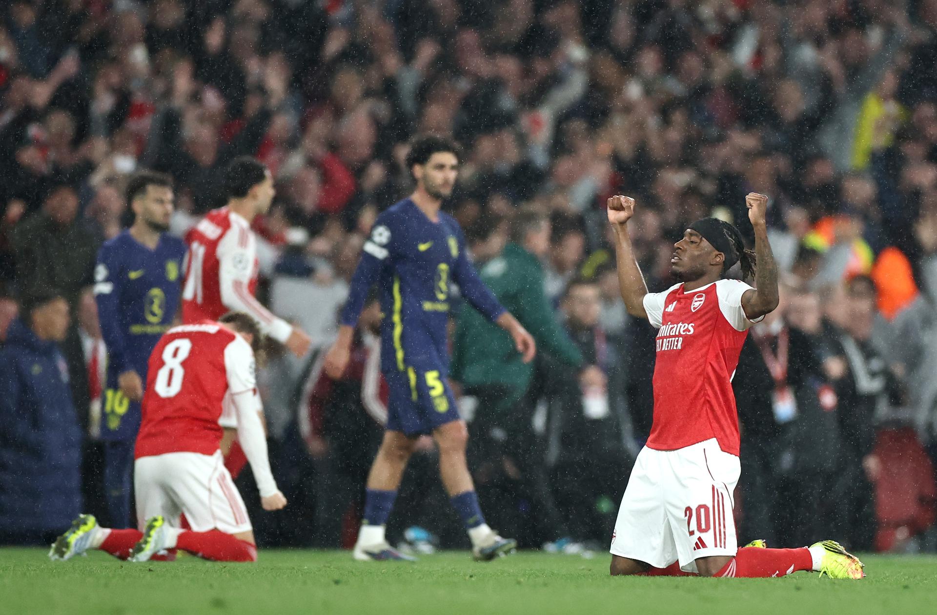 El jugador del Arsenal Noni Madueke celebra el pase a la final tras el partido de la vuelta de semifinales de la UEFA Champions League que han jugado Arsenal FC y Atletico de Madrid, en Londres, Reino Unido. EFE/EPA/NEIL HALL
