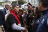 El líder indígena del pueblo misak Luis Enrique Yalanda (c-i) habla con integrantes de la Defensoría del Pueblo en las instalaciones de la Agencia Nacional de Tierras (ANT) este lunes, en Bogotá (Colombia). EFE/ Mauricio Dueñas Castañeda
