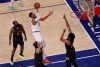 El alero pívot de los New York Knicks Karl-Anthony Towns (C, arr.) en acción durante el partido 1 de la final de la Conferencia Este de la NBA frente a los Cleveland Cavaliers. EFE/EPA/SARAH YENESEL
