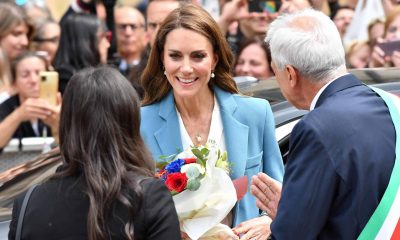 El alcalde de Reggio Emilia, Marco Massari (derecha), da la bienvenida a Catalina, princesa de Gales (centro), en el ayuntamiento de Reggio Emilia, Italia, el 13 de mayo de 2026, en el marco de la visita de dos días de la princesa británica al país. (Princesa de Gales, Italia, Reino Unido) EFE/EPA/STEFANO ARTIOLI