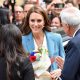 El alcalde de Reggio Emilia, Marco Massari (derecha), da la bienvenida a Catalina, princesa de Gales (centro), en el ayuntamiento de Reggio Emilia, Italia, el 13 de mayo de 2026, en el marco de la visita de dos días de la princesa británica al país. (Princesa de Gales, Italia, Reino Unido) EFE/EPA/STEFANO ARTIOLI