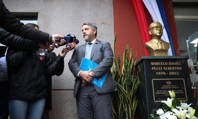 El fiscal de Asuntos Internacionales de la Fiscalía General de Paraguay, Manuel Doldán, habla con los medios durante un homenaje póstumo al agente antimafia Marcelo Pecci este sábado, en Asunción (Paraguay). EFE/ Juan Pablo Pino