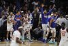 Jugadores de New York Knicks celebran este lunes la conquista de la Conferencia Este de la NBA por primera vez desde 1999 y la clasificación a las Finales de la NBA. EFE/EPA/DAVID MAXWELL SHUTTERSTOCK OUT
