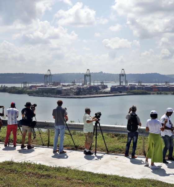 Varios periodistas toman fotos y videos desde una zona del mirador del Puerto del Mariel, en pleno funcionamiento, en la provincia de Artemisa (Cuba). Fotografía de archivo. EFE/ Ernesto Mastrascusa