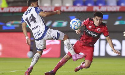 Carlos Adrián Sánchez (i) de Pachuca disputa el balón con Gilberto Mora de Tijuana en el Estadio Hidalgo, en Pachuca (México). Imagen de archivo. EFE/ David Martínez Pelcastre