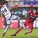 Carlos Adrián Sánchez (i) de Pachuca disputa el balón con Gilberto Mora de Tijuana en el Estadio Hidalgo, en Pachuca (México). Imagen de archivo. EFE/ David Martínez Pelcastre