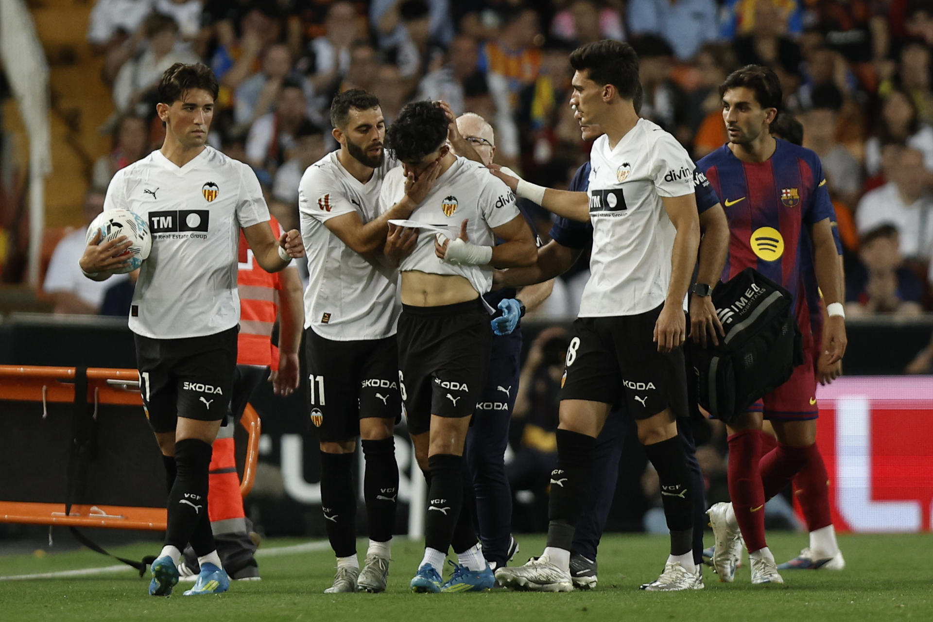 El jugador del Valencia Diego López durante el partido de la jornada 38 de LaLiga entre el Valencia y el Barcelona, este sábado en el estadio de Mestalla en Valencia.-EFE/ Biel Aliño
