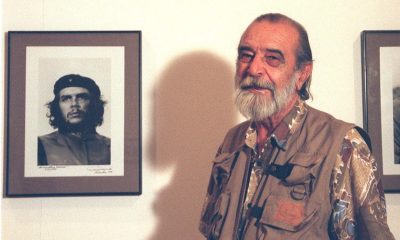 El fotógrafo cubano Alberto Korda murió hace 25 años en París. En la imagen posa en 1998 junto a una fotografía del Che Guevara, una de las más emblemáticas que tomó. EFE/J.C.Cardenas/archivo