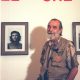El fotógrafo cubano Alberto Korda murió hace 25 años en París. En la imagen posa en 1998 junto a una fotografía del Che Guevara, una de las más emblemáticas que tomó. EFE/J.C.Cardenas/archivo