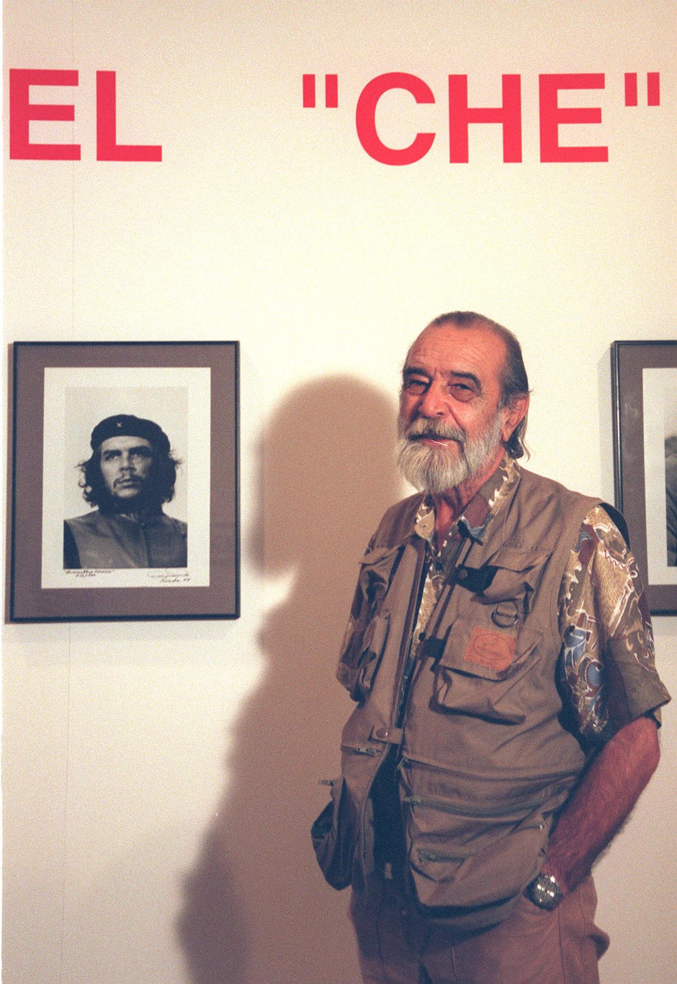 El fotógrafo cubano Alberto Korda murió hace 25 años en París. En la imagen posa en 1998 junto a una fotografía del Che Guevara, una de las más emblemáticas que tomó. EFE/J.C.Cardenas/archivo