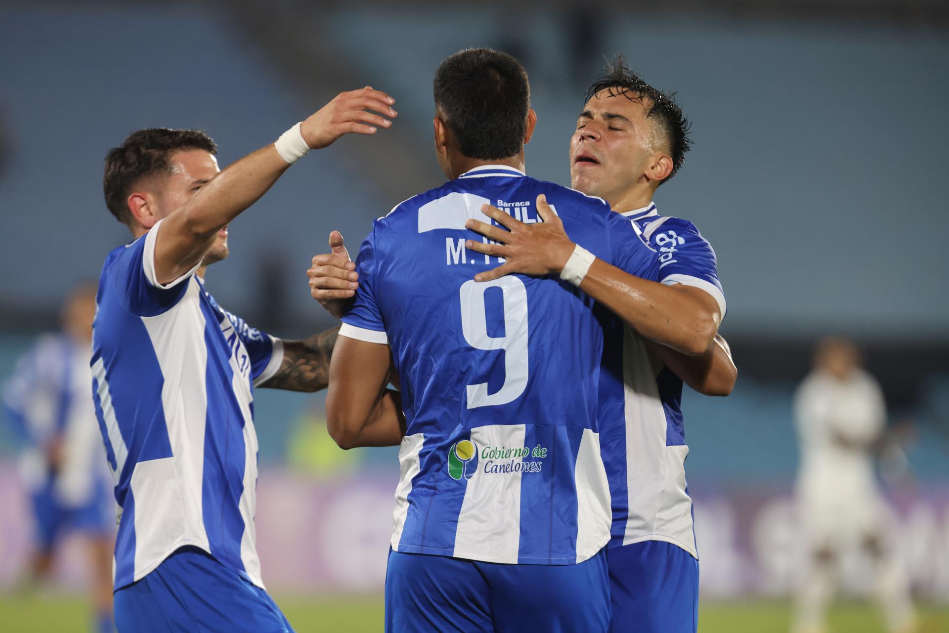 Jugadores de Juventud celebran el empate ante el Atlético Mineiro en la Copa Sudamericana en el estadio Centenario en Montevideo. EFE/Gastón Britos