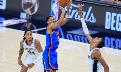 El escolta de Oklahoma City Thunder Aaron Wiggins (i) lanza sobre el alero de San Antonio Spurs Victor Wembanyama (D) durante el partido 4 de las Finales de la Conferencia Oeste de la NBA en San Antonio, Texas, EE. UU. EFE/EPA/ADAM DAVIS