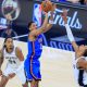El escolta de Oklahoma City Thunder Aaron Wiggins (i) lanza sobre el alero de San Antonio Spurs Victor Wembanyama (D) durante el partido 4 de las Finales de la Conferencia Oeste de la NBA en San Antonio, Texas, EE. UU. EFE/EPA/ADAM DAVIS