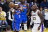 Shai Gilgeous-Alexander (i), de los Thunder, pasa el balón a un compañero ante la mirada de LeBron James, de los Lakers. EFE/EPA/CHRIS TORRES SHUTTERSTOCK OUT
