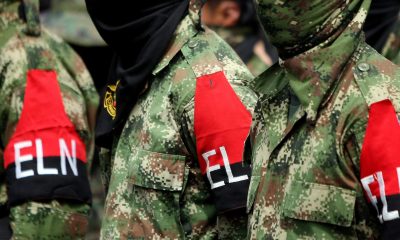Fotografía de archivo de banderas con el logo del ELN . EFE/Christian Escobar Mora
