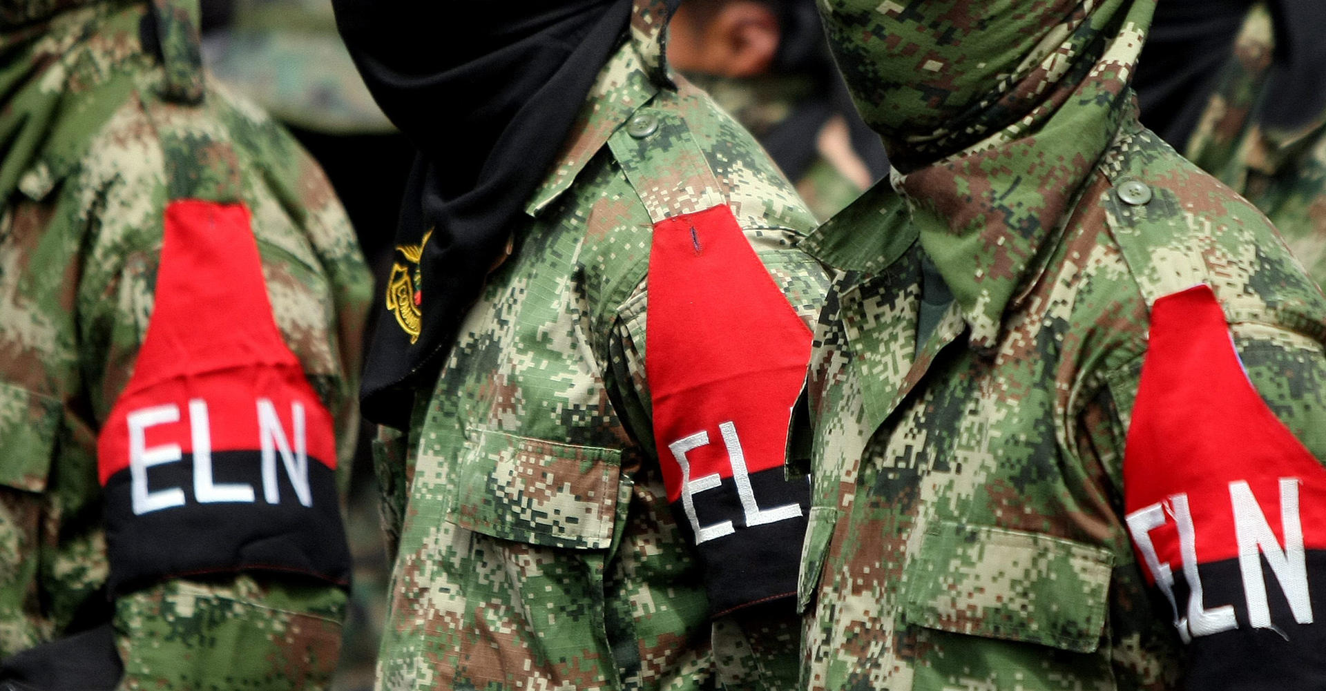 Fotografía de archivo de banderas con el logo del ELN . EFE/Christian Escobar Mora