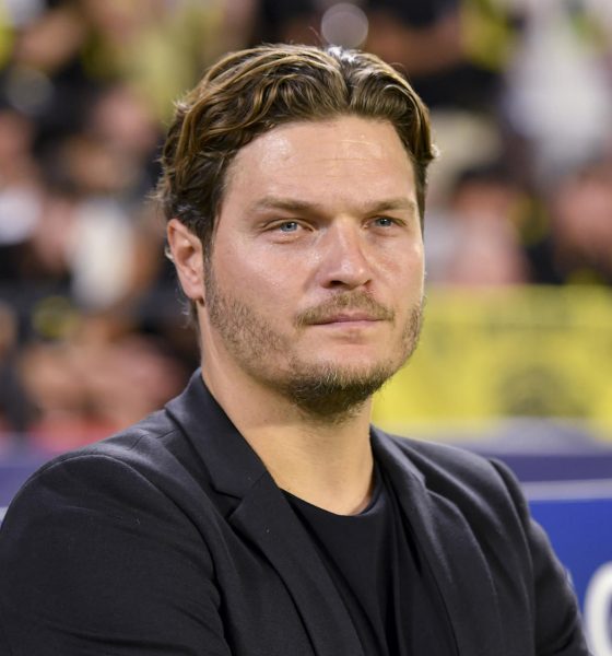 Fotografía de Raúl Caro, en la que puede verse en una imagen de archivo del 5 de octubre de 2022 al entrenador alemán Edin Terzic, durante un partido cuando era técnico del Borussia Dortmund. EFE