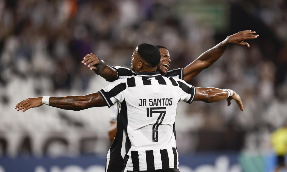 Jugadores de Botafogo celebran este miércoles la victoria sobre Racing en partido de la cuarta jornada de la fase de grupos de la Copa Sudamericana jugado en el estadio Nilton Santos de Río de Janeiro. EFE/ André Coelho