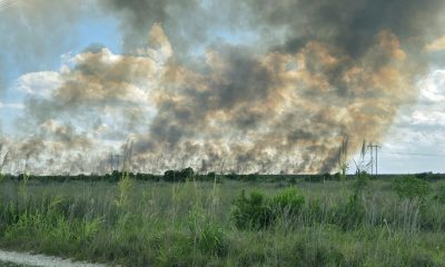 Fotografía divulgada por el Departamento de Policía de Pembroke Pines donde se aprecia el humo que está enviando un gran incendio en los Everglades hacia la zona de Pembroke Pines, Florida (EE.UU.). EFE/Policía de Pembroke Pines /SOLO USO EDITORIAL /NO VENTAS /SOLO DISPONIBLE PARA ILUSTRAR LA NOTICIA QUE ACOMPAÑA /CRÉDITO OBLIGATORIO
