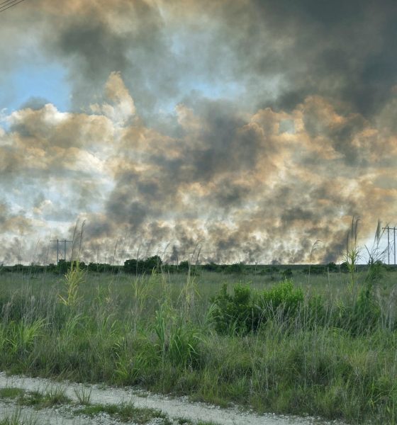 Fotografía divulgada por el Departamento de Policía de Pembroke Pines donde se aprecia el humo que está enviando un gran incendio en los Everglades hacia la zona de Pembroke Pines, Florida (EE.UU.). EFE/Policía de Pembroke Pines /SOLO USO EDITORIAL /NO VENTAS /SOLO DISPONIBLE PARA ILUSTRAR LA NOTICIA QUE ACOMPAÑA /CRÉDITO OBLIGATORIO