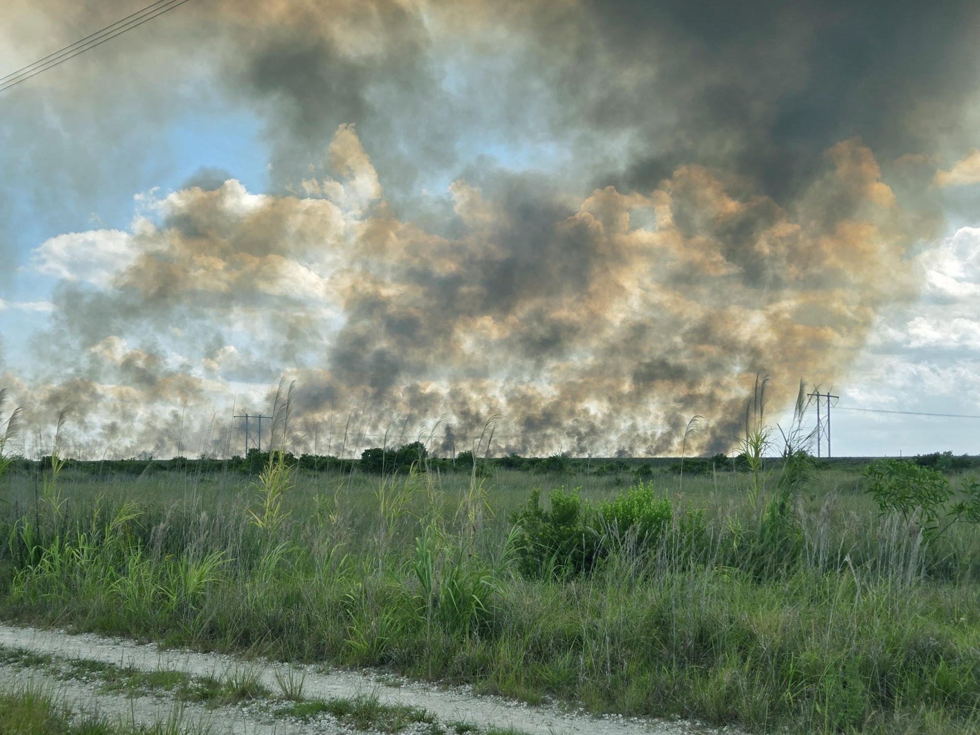 Fotografía divulgada por el Departamento de Policía de Pembroke Pines donde se aprecia el humo que está enviando un gran incendio en los Everglades hacia la zona de Pembroke Pines, Florida (EE.UU.). EFE/Policía de Pembroke Pines /SOLO USO EDITORIAL /NO VENTAS /SOLO DISPONIBLE PARA ILUSTRAR LA NOTICIA QUE ACOMPAÑA /CRÉDITO OBLIGATORIO