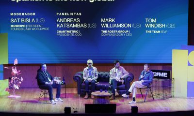 El director ejecutivo de la plataforma de análisis de datos musicales Chartmetric, Andreas Katsambas (2-i), habla junto al director ejecutivo y cofundador de The ROSTR Group, Mark Williamson (2-d), y el agente estadounidense Tom Windish (d), de la compañía The Team, durante la charla 'Spanish is the New Global' en el Bilbao International Music Experience (BIME) este miércoles, en Bogotá (Colombia). EFE/ Mauricio Dueñas Castañeda