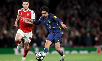 Declan Rice (i), del Arsenal, en acción frente a Johnny Cardoso (c), del Atlético, durante el partido de vuelta de las semifinales de la Liga de Campeones een Londres. EFE/EPA/NEIL HALL