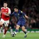 Declan Rice (i), del Arsenal, en acción frente a Johnny Cardoso (c), del Atlético, durante el partido de vuelta de las semifinales de la Liga de Campeones een Londres. EFE/EPA/NEIL HALL
