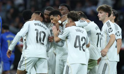 Los jugadores del Real Madrid celebran un gol durante un partido de liga en el Bernabéu. EFE/Kiko Huesca