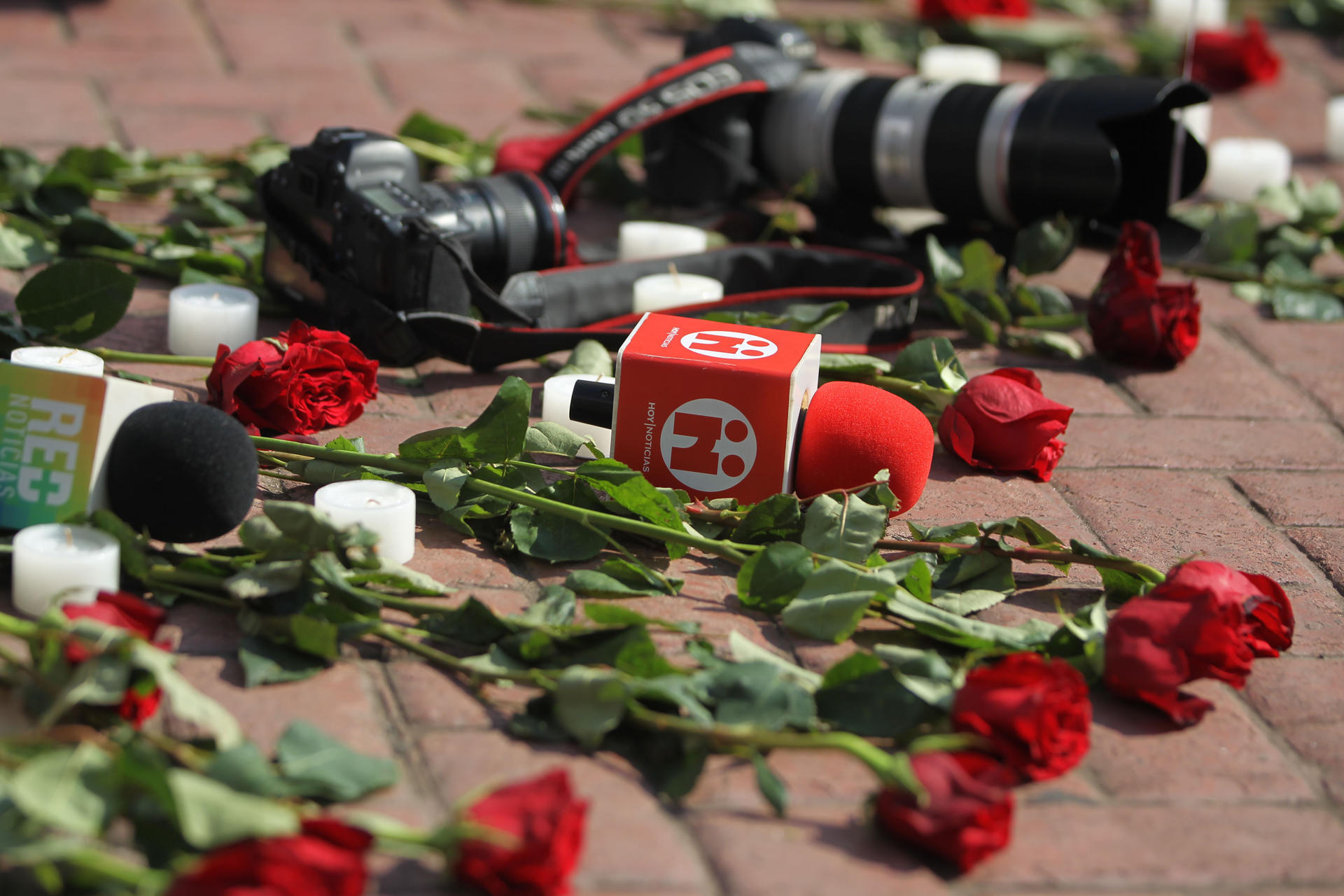 Fotografía de archivo de un conjunto de cámaras y micrófonos de diferentes medios colombianos de comunicación, durante una protesta, en Cali (Colombia). EFE/Ernesto Guzmán Jr.