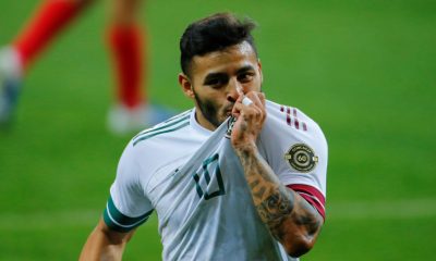Fotografía de archivo del jugador Alexis Vega de México celebrando una anotación durante un partido en el estadio Akron, en Guadalajara, Jalisco (México). EFE/Francisco Guasco