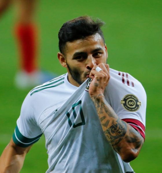 Fotografía de archivo del jugador Alexis Vega de México celebrando una anotación durante un partido en el estadio Akron, en Guadalajara, Jalisco (México). EFE/Francisco Guasco