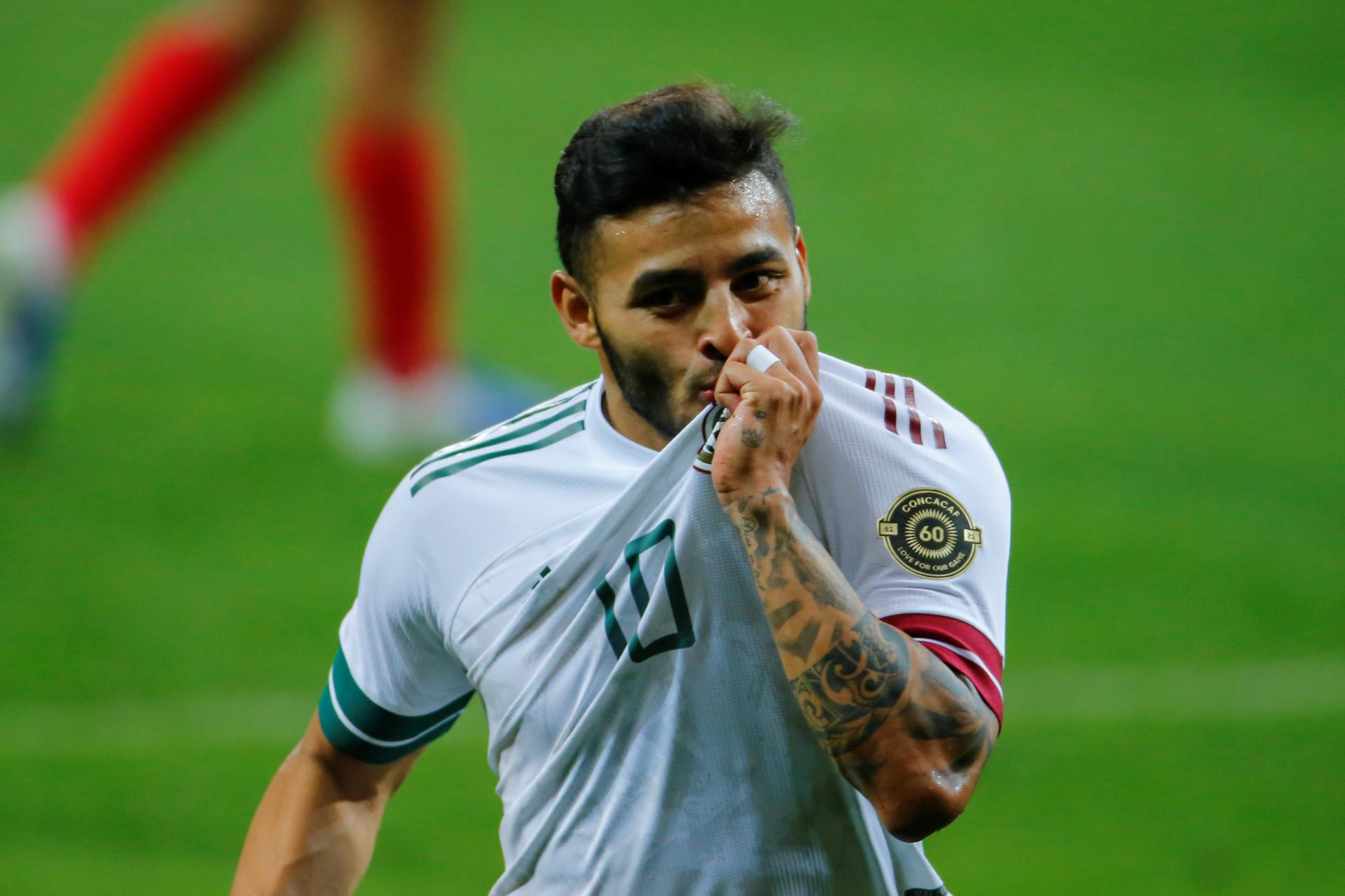 Fotografía de archivo del jugador Alexis Vega de México celebrando una anotación durante un partido en el estadio Akron, en Guadalajara, Jalisco (México). EFE/Francisco Guasco
