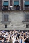Los integrantes del grupo surcoreano de K-pop BTS saludan este miércoles, durante una visita al Palacio Nacional de Ciudad de México (México). EFE/Sáshenka Gutiérrez