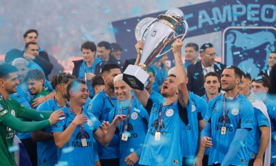 Jugadores de Belgrano celebran este domingo la conquista del primer título en la Primera División de la Liga Argentina a expensas de River Plate en partido jugado en el estadio Mario Alberto Kempes de Córdoba. EFE/ Juan Ignacio Roncoroni
