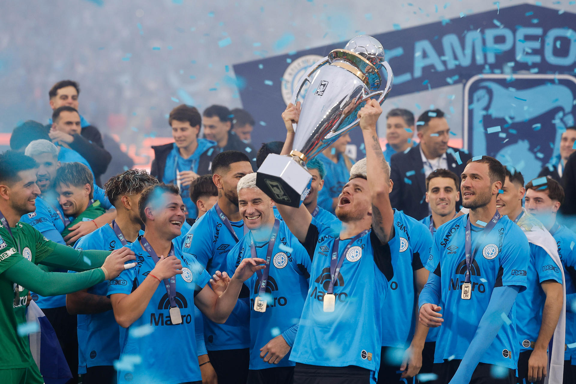 Jugadores de Belgrano celebran este domingo la conquista del primer título en la Primera División de la Liga Argentina a expensas de River Plate en partido jugado en el estadio Mario Alberto Kempes de Córdoba. EFE/ Juan Ignacio Roncoroni