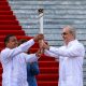 Fotografía cedida este miércoles por la Presidencia de la República Dominicana que muestra al mandatario Luis Abinader (d) y el presidente del Comité Organizador de Santo Domingo 2026, José Monegro, sosteniendo la llama olímpica de los Juegos Centroamericanos y del Caribe durante una ceremonia en el Palacio Nacional en Santo Domingo. EFE/ Presidencia de la República Dominicana /SOLO USO EDITORIAL