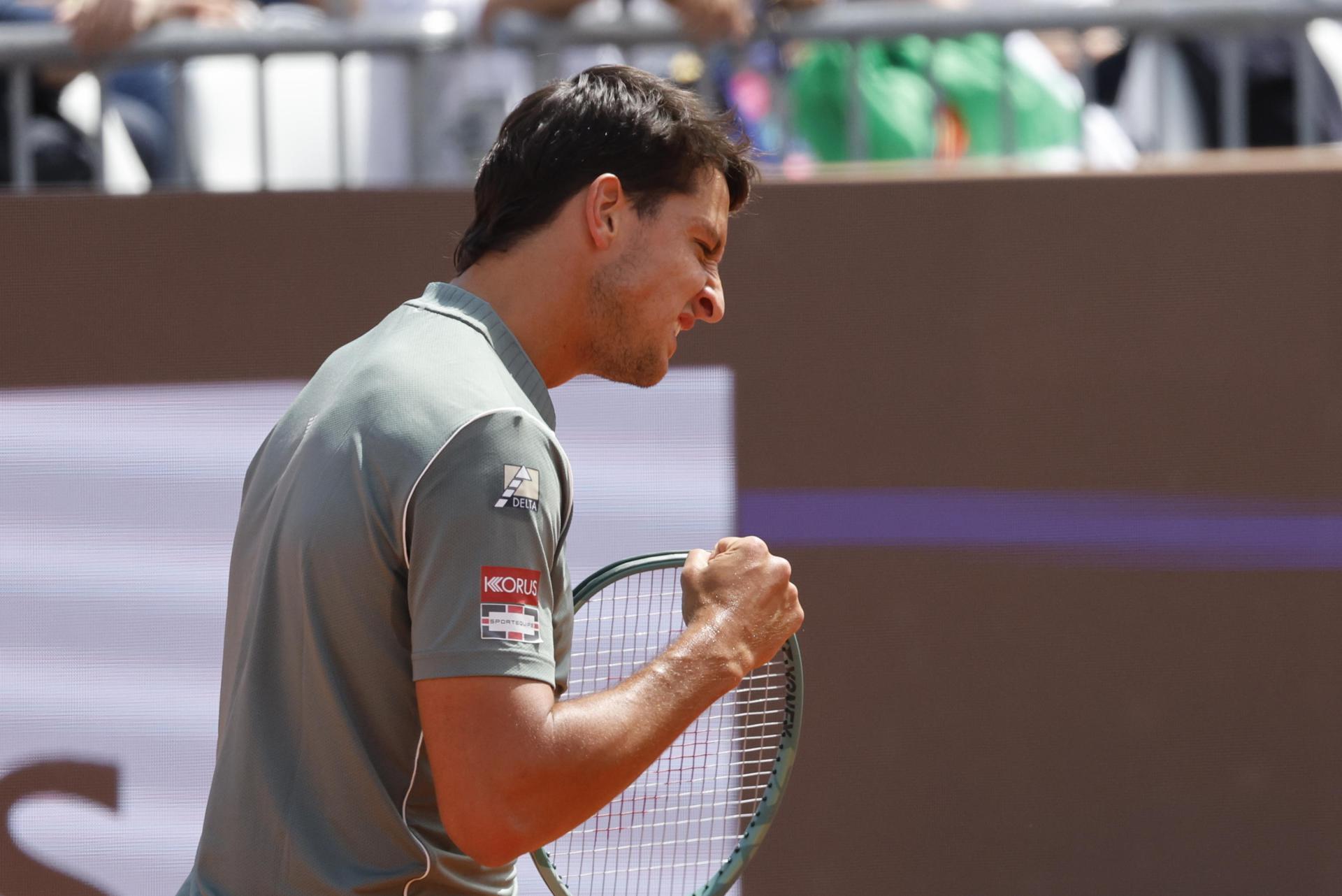 Luciano Darderi firmó una remontada en una maratón de dos horas y 26 minutos en Roma. EFE/EPA/FABIO FRUSTACI