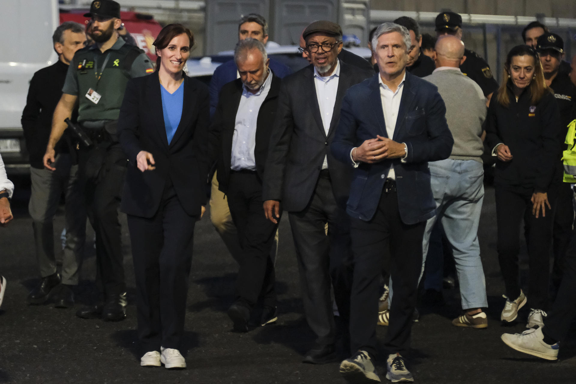 Los ministros de Sanidad, Mónica García (i), el de Interior, Fernando Grande-Marlaska (d), el de Política Territorial, Ángel Víctor Torres (2i) y el director general de la Organización Mundial de la Salud (OMS), Tedros Adhanom Ghebreyesus (2d), visitan este sábado el puerto de Granadilla de Abona en Tenerife, donde en la madrugada de este domingo llegará el crucero MV Hondius. EFE/Alberto Valdés