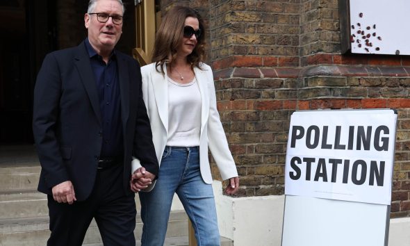 Keir Starmer con su esposa el 7 de mayo tras votar en los comicios locales. EFE/EPA/NEIL HALL