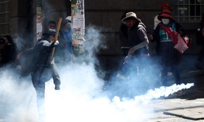 Un manifestante se enfrenta con la policía al intentar llegar a la sede de la Presidencia de Bolivia, durante la tercera jornada consecutiva de protestas sociales contra el Gobierno de Rodrigo Paz, este miércoles en La Paz (Bolivia). EFE/ Luis Gandarillas