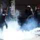 Un manifestante se enfrenta con la policía al intentar llegar a la sede de la Presidencia de Bolivia, durante la tercera jornada consecutiva de protestas sociales contra el Gobierno de Rodrigo Paz, este miércoles en La Paz (Bolivia). EFE/ Luis Gandarillas