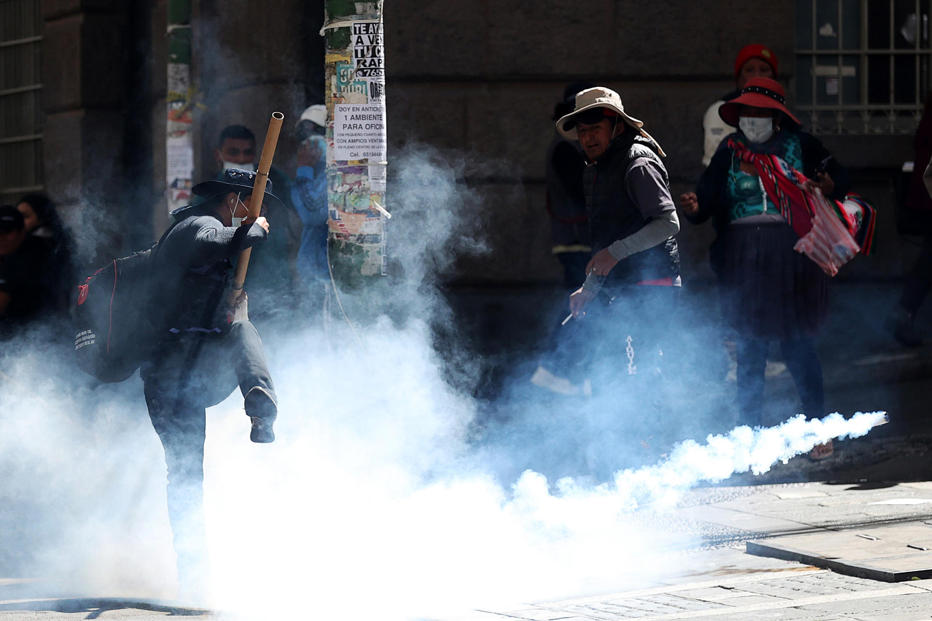 Un manifestante se enfrenta con la policía al intentar llegar a la sede de la Presidencia de Bolivia, durante la tercera jornada consecutiva de protestas sociales contra el Gobierno de Rodrigo Paz, este miércoles en La Paz (Bolivia). EFE/ Luis Gandarillas