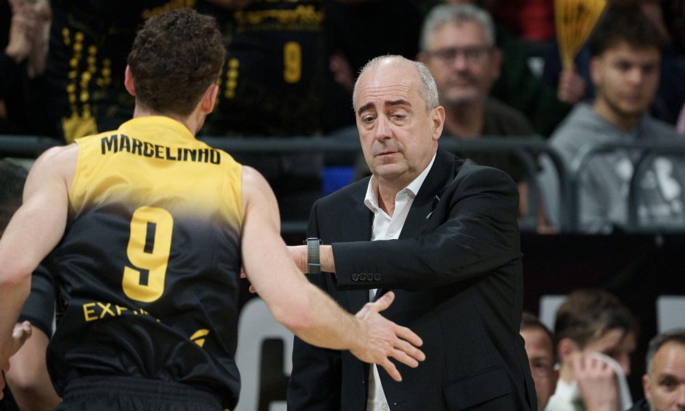 El entrenador del La Laguna Tenerife Txus Vidorreta (d) y el base del La Laguna Tenerife Marcelinho Huertas (i), premiados ambos en la gala de la Liga de Campeones de la FIBA. EFE/Ramón de la Rocha