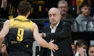 El entrenador del La Laguna Tenerife Txus Vidorreta (d) y el base del La Laguna Tenerife Marcelinho Huertas (i), premiados ambos en la gala de la Liga de Campeones de la FIBA. EFE/Ramón de la Rocha