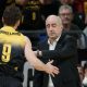 El entrenador del La Laguna Tenerife Txus Vidorreta (d) y el base del La Laguna Tenerife Marcelinho Huertas (i), premiados ambos en la gala de la Liga de Campeones de la FIBA. EFE/Ramón de la Rocha