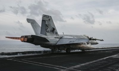 Fotografía difundida por el CENTCOM que muestra un avión de combate en el USS Abraham Lincoln mientras navega en aguas regionales. EFE/ CENTCOM - SOLO USO EDITORIAL/SOLO DISPONIBLE PARA ILUSTRAR LA NOTICIA QUE ACOMPAÑA (CRÉDITO OBLIGATORIO) -